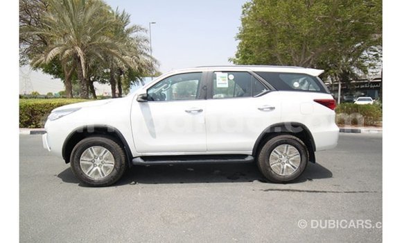 Acheter Import Voiture Toyota Fortuner Blanc à Import - Dubai, Ouganda Acheter Import Voiture Toyota Fortuner Blanc à Import - Dubai, Ouganda