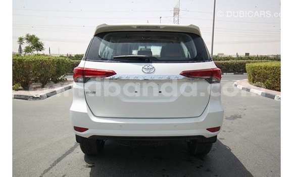 Acheter Import Voiture Toyota Fortuner Blanc à Import - Dubai, Ouganda Acheter Import Voiture Toyota Fortuner Blanc à Import - Dubai, Ouganda