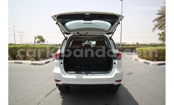 Acheter Import Voiture Toyota Fortuner Blanc à Import - Dubai, Ouganda Acheter Import Voiture Toyota Fortuner Blanc à Import - Dubai, Ouganda