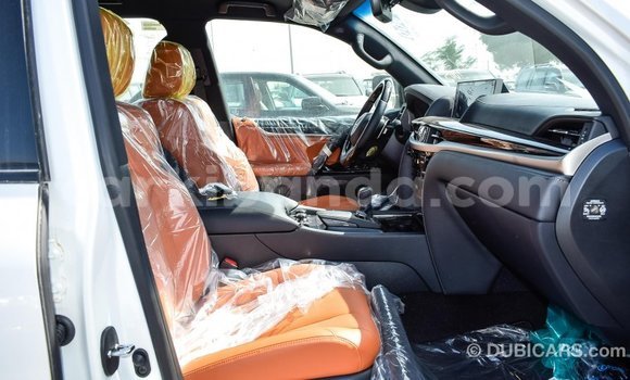 Acheter Import Voiture Lexus LX Blanc à Import - Dubai, Ouganda Acheter Import Voiture Lexus LX Blanc à Import - Dubai, Ouganda