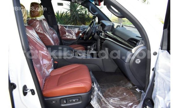 Acheter Import Voiture Lexus LX Blanc à Import - Dubai, Ouganda Acheter Import Voiture Lexus LX Blanc à Import - Dubai, Ouganda