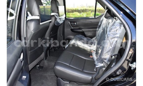 Nunua Imported Toyota Fortuner Nyeusi Gari ndani ya Import - Dubai nchini Uganda Nunua Imported Toyota Fortuner Nyeusi Gari ndani ya Import - Dubai nchini Uganda