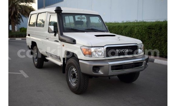 Acheter Import Voiture Toyota Land Cruiser Blanc à Import - Dubai, Ouganda Acheter Import Voiture Toyota Land Cruiser Blanc à Import - Dubai, Ouganda