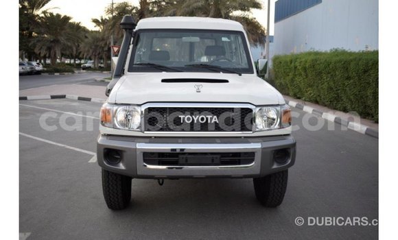 Acheter Import Voiture Toyota Land Cruiser Blanc à Import - Dubai, Ouganda Acheter Import Voiture Toyota Land Cruiser Blanc à Import - Dubai, Ouganda