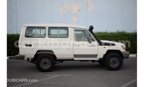 Acheter Import Voiture Toyota Land Cruiser Blanc à Import - Dubai, Ouganda Acheter Import Voiture Toyota Land Cruiser Blanc à Import - Dubai, Ouganda