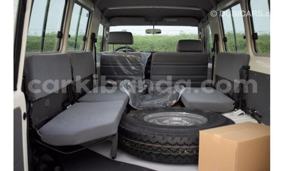Acheter Import Voiture Toyota Land Cruiser Blanc à Import - Dubai, Ouganda Acheter Import Voiture Toyota Land Cruiser Blanc à Import - Dubai, Ouganda