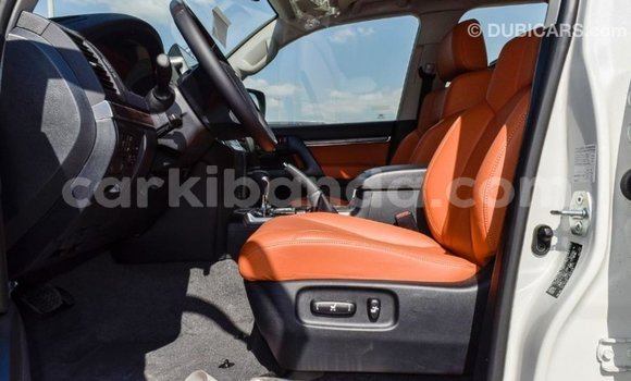 Acheter Import Voiture Toyota Land Cruiser Blanc à Import - Dubai, Ouganda Acheter Import Voiture Toyota Land Cruiser Blanc à Import - Dubai, Ouganda