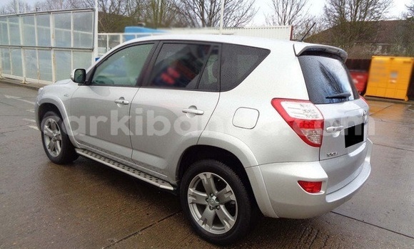 Gura Yakoze Toyota RAV4 Silver Imodoka i Kampala mu Uganda Gura Yakoze Toyota RAV4 Silver Imodoka i Kampala mu Uganda