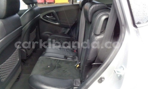 Gura Yakoze Toyota RAV4 Silver Imodoka i Kampala mu Uganda Gura Yakoze Toyota RAV4 Silver Imodoka i Kampala mu Uganda