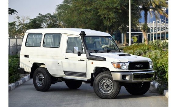 Acheter Import Voiture Toyota Land Cruiser Blanc à Import - Dubai, Ouganda Acheter Import Voiture Toyota Land Cruiser Blanc à Import - Dubai, Ouganda