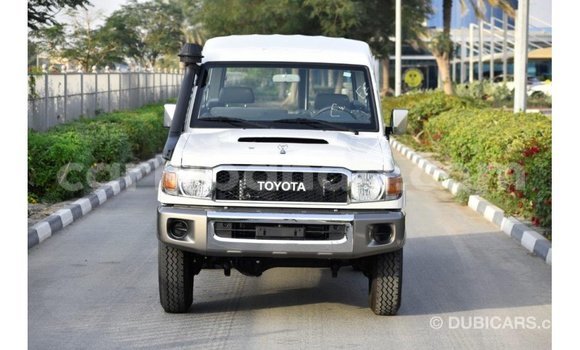 Acheter Import Voiture Toyota Land Cruiser Blanc à Import - Dubai, Ouganda Acheter Import Voiture Toyota Land Cruiser Blanc à Import - Dubai, Ouganda