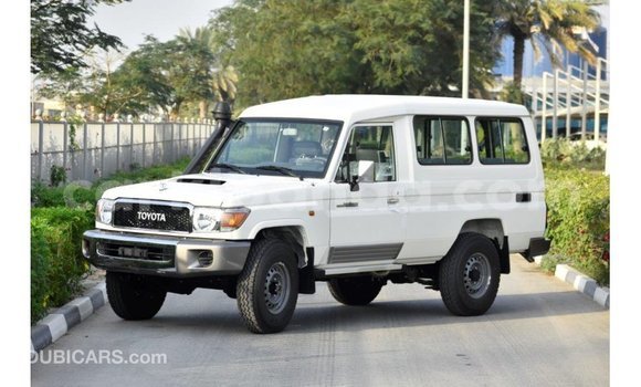 Acheter Import Voiture Toyota Land Cruiser Blanc à Import - Dubai, Ouganda Acheter Import Voiture Toyota Land Cruiser Blanc à Import - Dubai, Ouganda