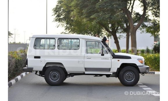 Acheter Import Voiture Toyota Land Cruiser Blanc à Import - Dubai, Ouganda Acheter Import Voiture Toyota Land Cruiser Blanc à Import - Dubai, Ouganda