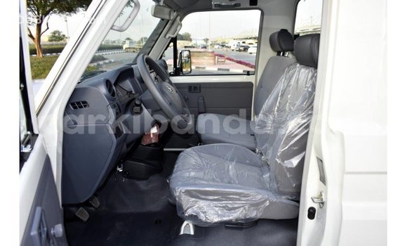 Acheter Import Voiture Toyota Land Cruiser Blanc à Import - Dubai, Ouganda Acheter Import Voiture Toyota Land Cruiser Blanc à Import - Dubai, Ouganda