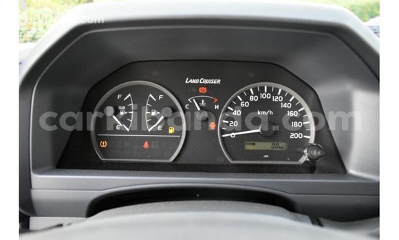 Acheter Import Voiture Toyota Land Cruiser Blanc à Import - Dubai, Ouganda Acheter Import Voiture Toyota Land Cruiser Blanc à Import - Dubai, Ouganda