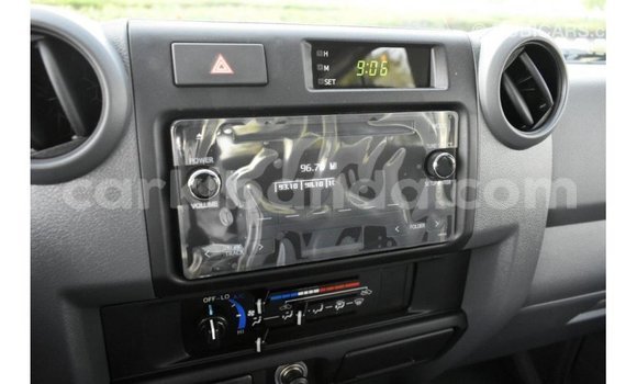 Acheter Import Voiture Toyota Land Cruiser Blanc à Import - Dubai, Ouganda Acheter Import Voiture Toyota Land Cruiser Blanc à Import - Dubai, Ouganda