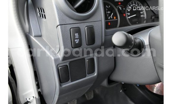 Acheter Import Voiture Toyota Land Cruiser Blanc à Import - Dubai, Ouganda Acheter Import Voiture Toyota Land Cruiser Blanc à Import - Dubai, Ouganda