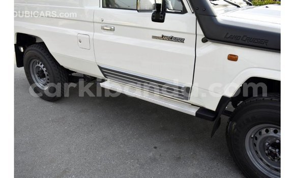 Acheter Import Voiture Toyota Land Cruiser Blanc à Import - Dubai, Ouganda Acheter Import Voiture Toyota Land Cruiser Blanc à Import - Dubai, Ouganda