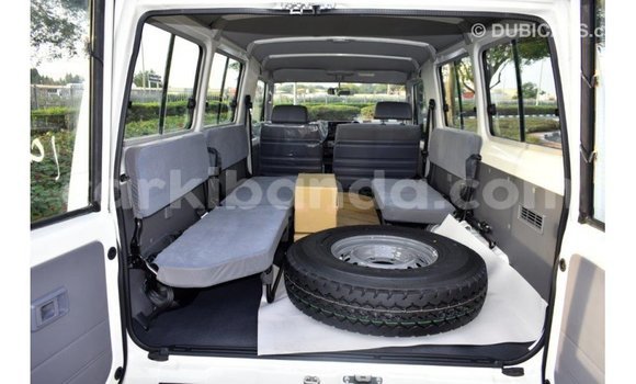 Acheter Import Voiture Toyota Land Cruiser Blanc à Import - Dubai, Ouganda Acheter Import Voiture Toyota Land Cruiser Blanc à Import - Dubai, Ouganda