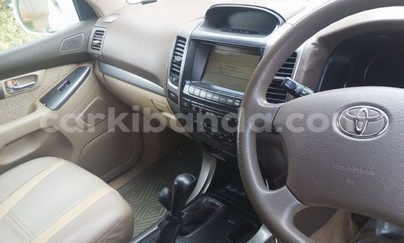 Nunua Ilio tumika Toyota Prado Nyeupe Gari ndani ya Kampala nchini Uganda Nunua Ilio tumika Toyota Prado Nyeupe Gari ndani ya Kampala nchini Uganda