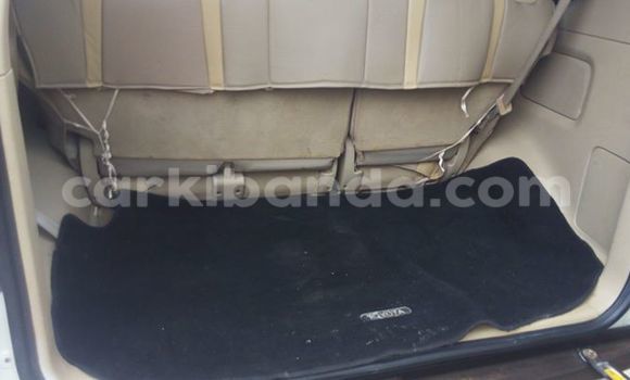Nunua Ilio tumika Toyota Prado Nyeupe Gari ndani ya Kampala nchini Uganda Nunua Ilio tumika Toyota Prado Nyeupe Gari ndani ya Kampala nchini Uganda