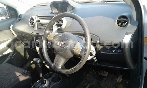 Gura Yakoze Toyota Runx Silver Imodoka i Kampala mu Uganda Gura Yakoze Toyota Runx Silver Imodoka i Kampala mu Uganda