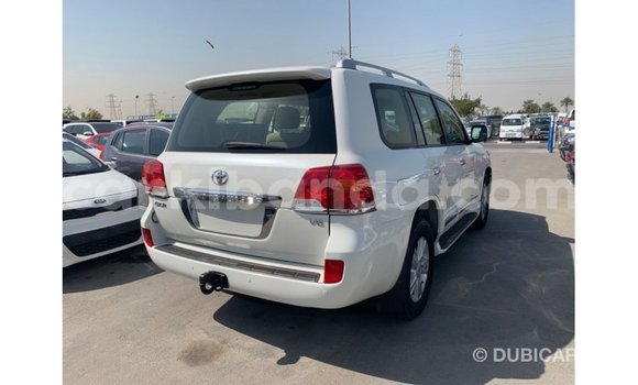 Gura Imported Toyota Land Cruiser White Imodoka i Import - Dubai mu Uganda Gura Imported Toyota Land Cruiser White Imodoka i Import - Dubai mu Uganda