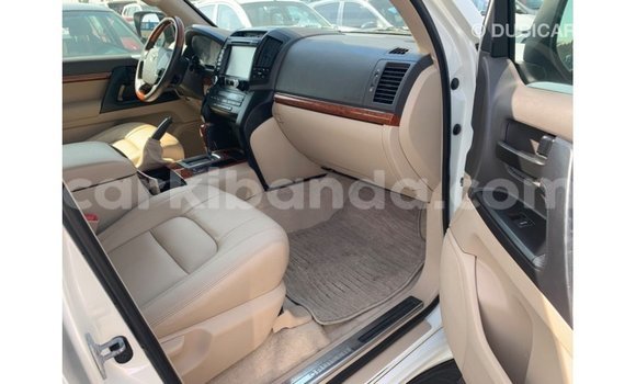 Gura Imported Toyota Land Cruiser White Imodoka i Import - Dubai mu Uganda Gura Imported Toyota Land Cruiser White Imodoka i Import - Dubai mu Uganda