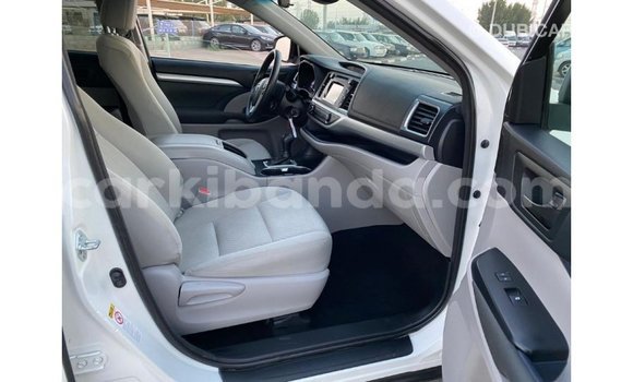Gura Imported Toyota Highlander White Imodoka i Import - Dubai mu Uganda Gura Imported Toyota Highlander White Imodoka i Import - Dubai mu Uganda