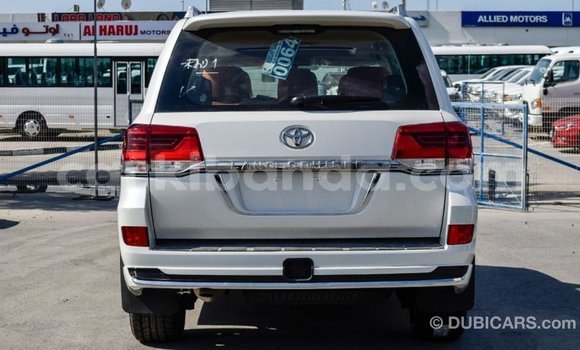 Gura Imported Toyota Land Cruiser White Imodoka i Import - Dubai mu Uganda Gura Imported Toyota Land Cruiser White Imodoka i Import - Dubai mu Uganda