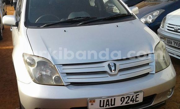 Gura Yakoze Toyota IST Silver Imodoka i Kampala mu Uganda Gura Yakoze Toyota IST Silver Imodoka i Kampala mu Uganda