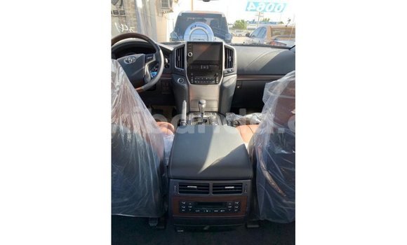 Acheter Import Voiture Toyota Land Cruiser Blanc à Import - Dubai, Ouganda Acheter Import Voiture Toyota Land Cruiser Blanc à Import - Dubai, Ouganda