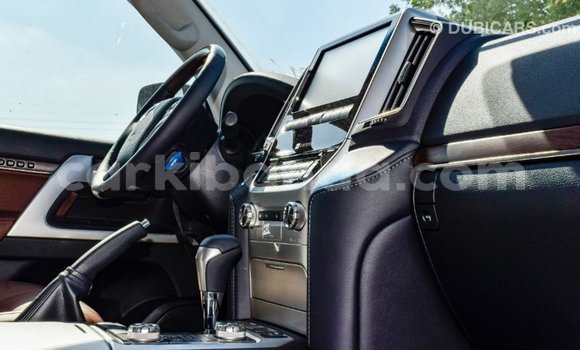 Acheter Import Voiture Toyota Land Cruiser Noir à Import - Dubai, Ouganda Acheter Import Voiture Toyota Land Cruiser Noir à Import - Dubai, Ouganda