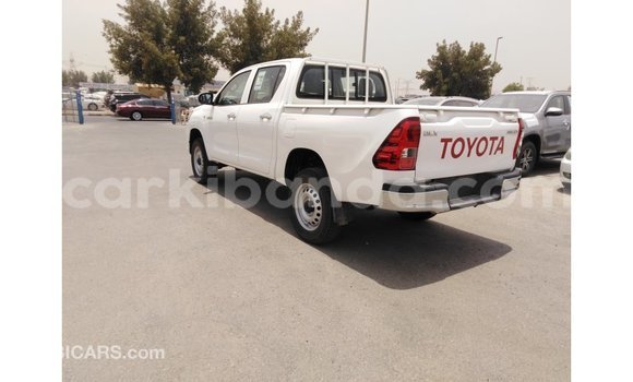 Gura Imported Toyota Hilux White Imodoka i Import - Dubai mu Uganda Gura Imported Toyota Hilux White Imodoka i Import - Dubai mu Uganda