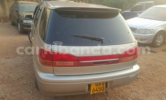 Gura Yakoze Toyota Vista Silver Imodoka i Kampala mu Uganda Gura Yakoze Toyota Vista Silver Imodoka i Kampala mu Uganda