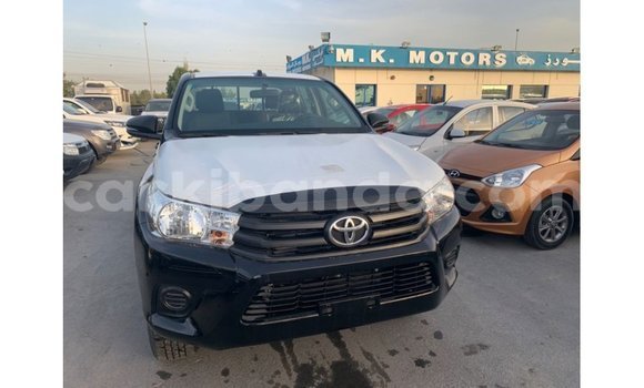 Nunua Imported Toyota Hilux Nyeusi Gari ndani ya Import - Dubai nchini Uganda Nunua Imported Toyota Hilux Nyeusi Gari ndani ya Import - Dubai nchini Uganda