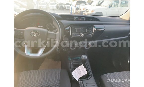 Nunua Imported Toyota Hilux Nyeusi Gari ndani ya Import - Dubai nchini Uganda Nunua Imported Toyota Hilux Nyeusi Gari ndani ya Import - Dubai nchini Uganda