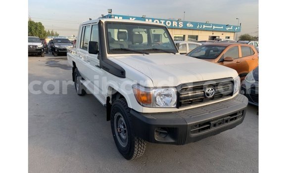 Acheter Import Voiture Toyota Land Cruiser Blanc à Import - Dubai, Ouganda Acheter Import Voiture Toyota Land Cruiser Blanc à Import - Dubai, Ouganda