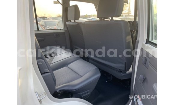 Acheter Import Voiture Toyota Land Cruiser Blanc à Import - Dubai, Ouganda Acheter Import Voiture Toyota Land Cruiser Blanc à Import - Dubai, Ouganda