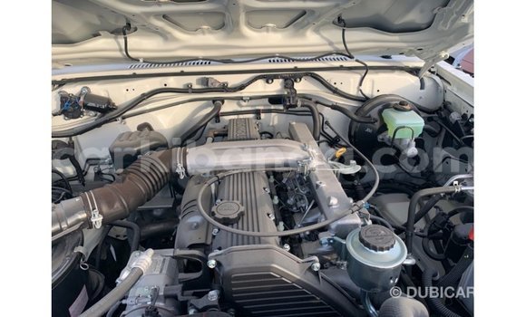 Acheter Import Voiture Toyota Land Cruiser Blanc à Import - Dubai, Ouganda Acheter Import Voiture Toyota Land Cruiser Blanc à Import - Dubai, Ouganda