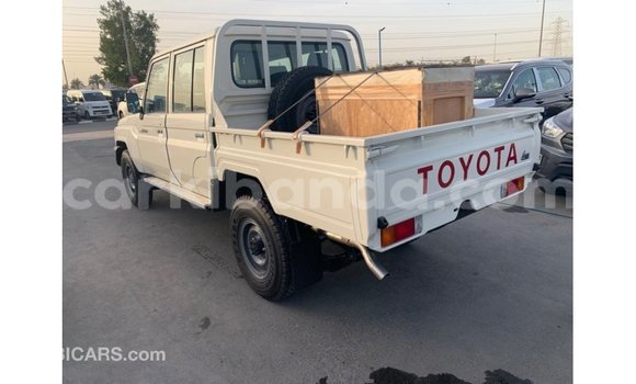 Acheter Import Voiture Toyota Land Cruiser Blanc à Import - Dubai, Ouganda Acheter Import Voiture Toyota Land Cruiser Blanc à Import - Dubai, Ouganda
