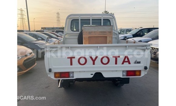 Acheter Import Voiture Toyota Land Cruiser Blanc à Import - Dubai, Ouganda Acheter Import Voiture Toyota Land Cruiser Blanc à Import - Dubai, Ouganda