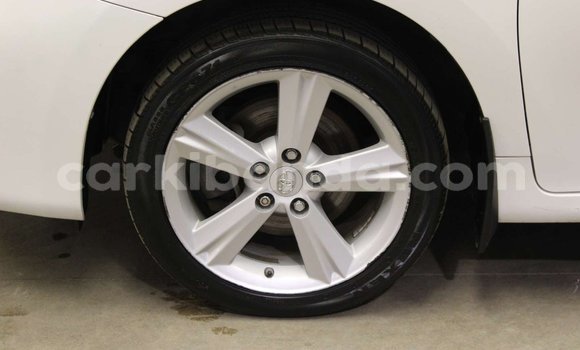 Gura Yakoze Toyota RAV4 White Imodoka i Kampala mu Uganda Gura Yakoze Toyota RAV4 White Imodoka i Kampala mu Uganda