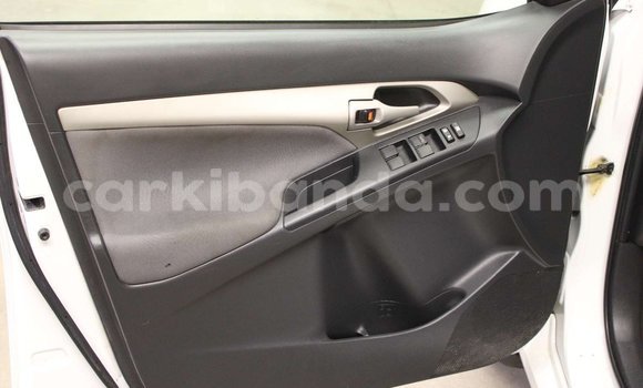 Gura Yakoze Toyota RAV4 White Imodoka i Kampala mu Uganda Gura Yakoze Toyota RAV4 White Imodoka i Kampala mu Uganda