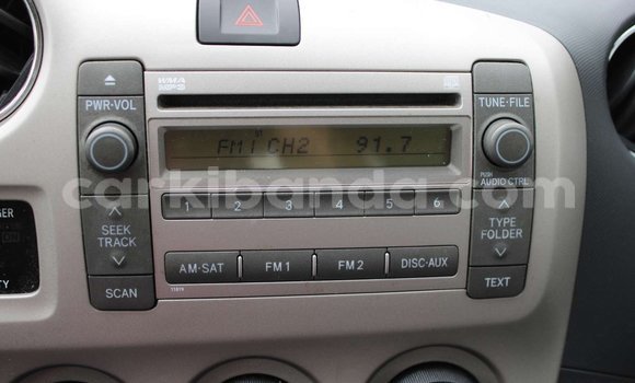 Gura Yakoze Toyota RAV4 White Imodoka i Kampala mu Uganda Gura Yakoze Toyota RAV4 White Imodoka i Kampala mu Uganda