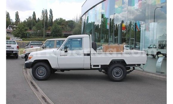 Acheter Import Voiture Toyota Land Cruiser Blanc à Import - Dubai, Ouganda Acheter Import Voiture Toyota Land Cruiser Blanc à Import - Dubai, Ouganda