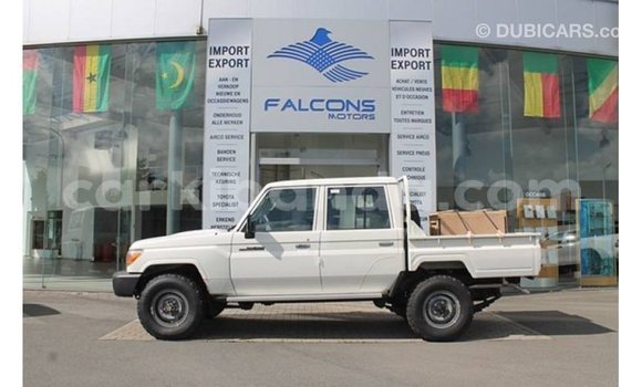 Acheter Import Voiture Toyota Land Cruiser Blanc à Import - Dubai, Ouganda Acheter Import Voiture Toyota Land Cruiser Blanc à Import - Dubai, Ouganda