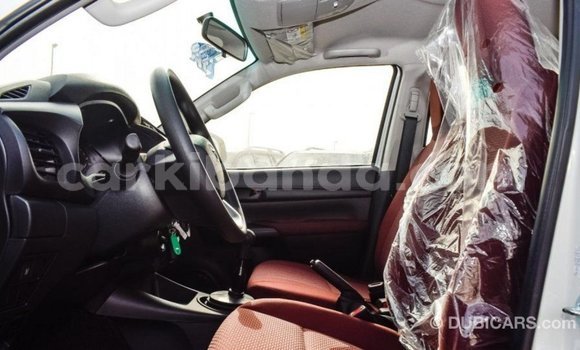 Acheter Import Voiture Toyota Hilux Blanc à Import - Dubai, Ouganda Acheter Import Voiture Toyota Hilux Blanc à Import - Dubai, Ouganda