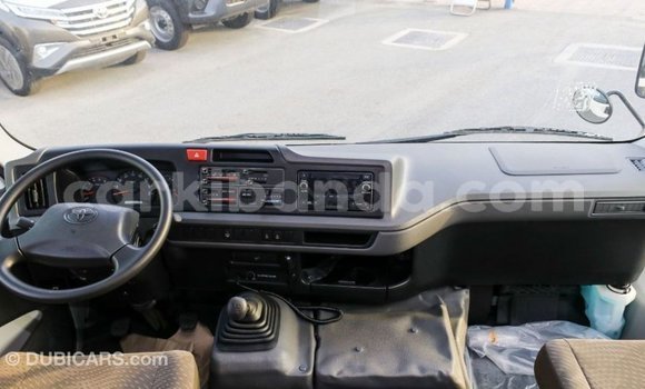 Acheter Import Voiture Toyota Coaster Blanc à Import - Dubai, Ouganda Acheter Import Voiture Toyota Coaster Blanc à Import - Dubai, Ouganda