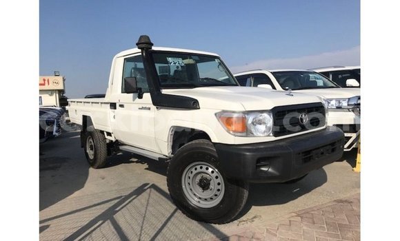 Acheter Import Voiture Toyota Land Cruiser Blanc à Import - Dubai, Ouganda Acheter Import Voiture Toyota Land Cruiser Blanc à Import - Dubai, Ouganda
